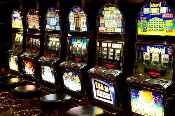Live casino: multi-camera dealer table Live casino table interface with multiple camera streams